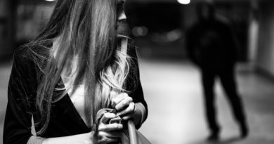 una donna vittima di stalking seguita un molestatore
